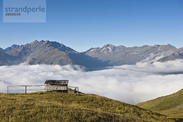 Österreich  Großglockner  Berglandschaft  Hütte und Wolken