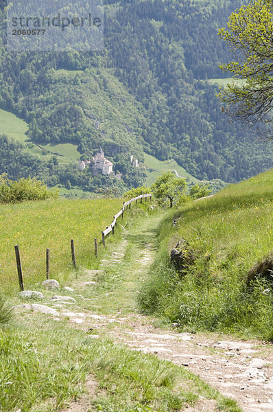 Italien  Südtirol  Eisacktal  Feldweg  Festung im Hintergrund