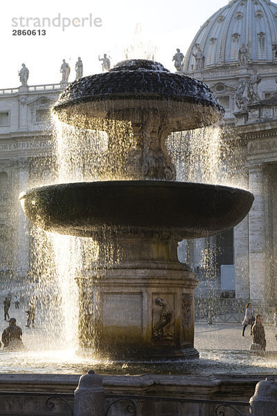 Italien  Rom  Petersplatz  Brunnen und Touristen