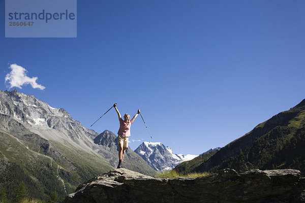 Schweiz  Walliser Alpen  Mont Collon  Frau mit Wanderstöcken  Jubeln