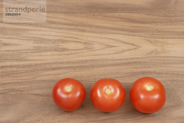 Tomaten in einer Reihe  erhöhte Ansicht