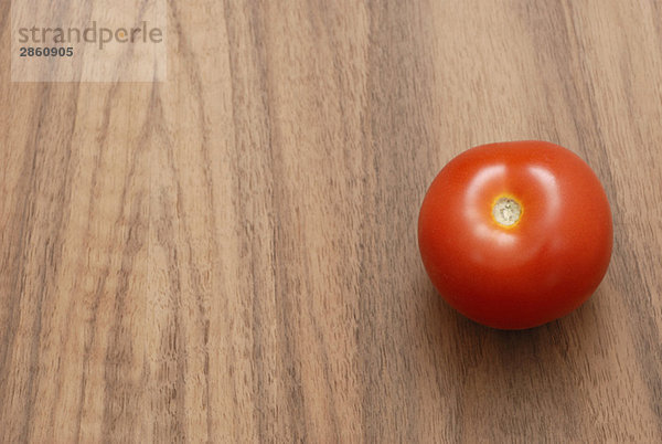 Tomate auf Holztisch  erhöhte Ansicht