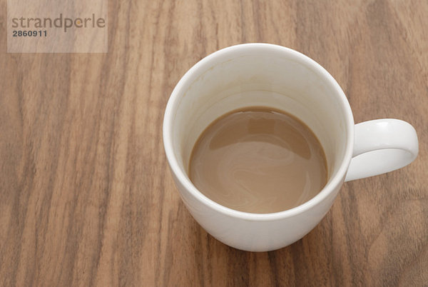 Tasse Kaffee auf Holztisch  erhöhte Ansicht