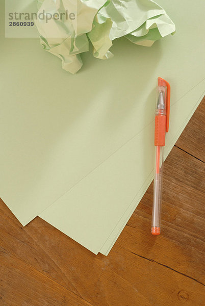 Briefpapier  Papierkugel und Stift  erhöhte Ansicht