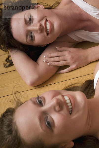 Zwei junge Frauen  lächelnd  Portrait
