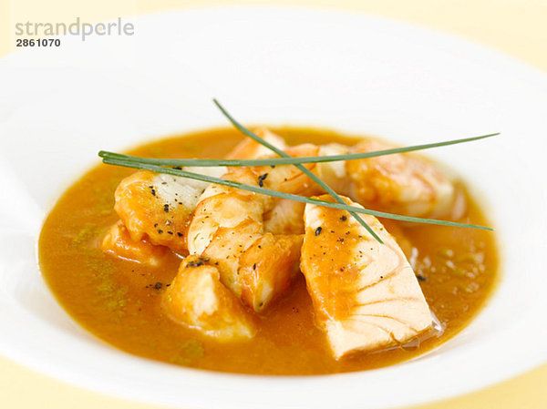 Fischsuppe mit Curry und Schnittlauch  Nahaufnahme