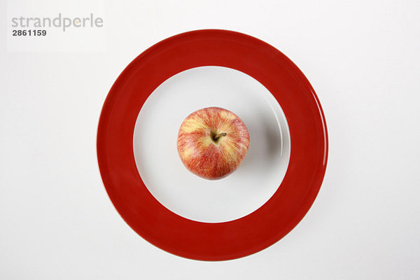 Apfel auf Teller  erhöhte Ansicht