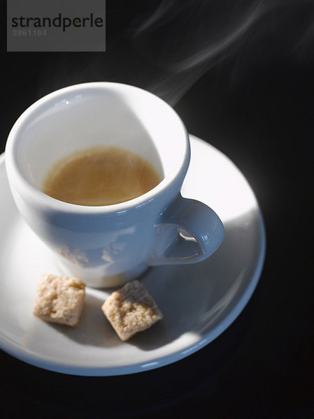 Tasse Kaffee und braune Zuckerwürfel  erhöhte Ansicht