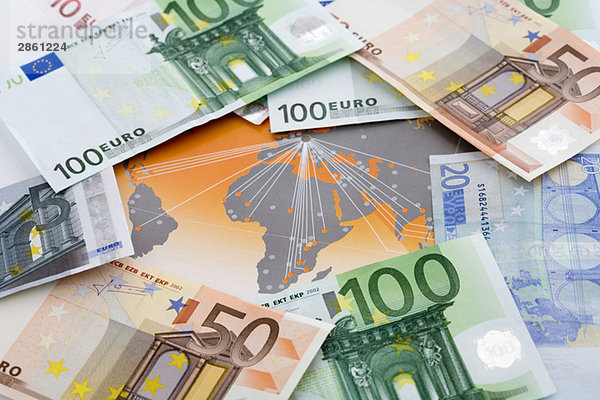 Verschiedene Euro-Noten auf der Karte  Nahaufnahme