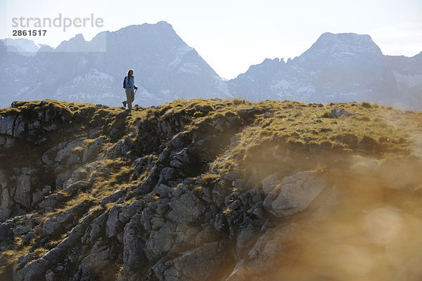 Österreich  Karwendel  Rissbachtal  Frau Nordic Walking