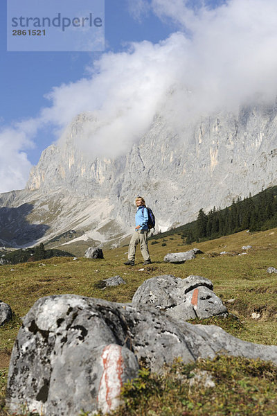 Junge Frau beim Wandern in den Bergen