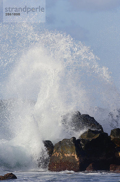 USA  Pazifischer Ozean  Hawaii  Große Welle trifft Felsen