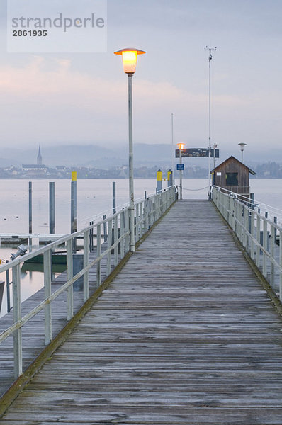 Deutschland  Iznang  Bodensee  Pier im Morgengrauen