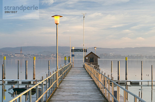 Deutschland  Bodensee  Iznang  Pier im Morgengrauen