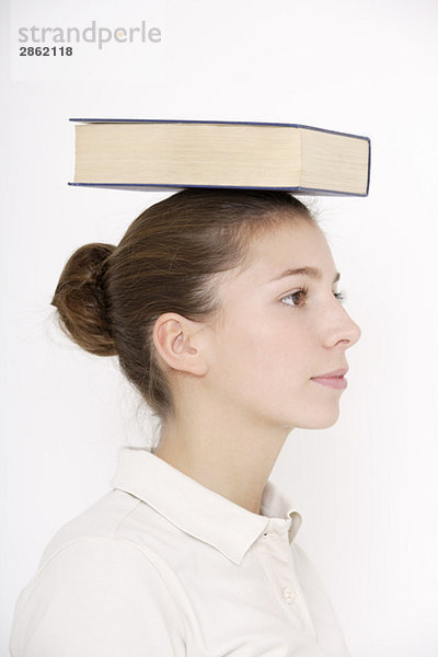 Junge Frau (16-17) Balancierbuch auf dem Kopf