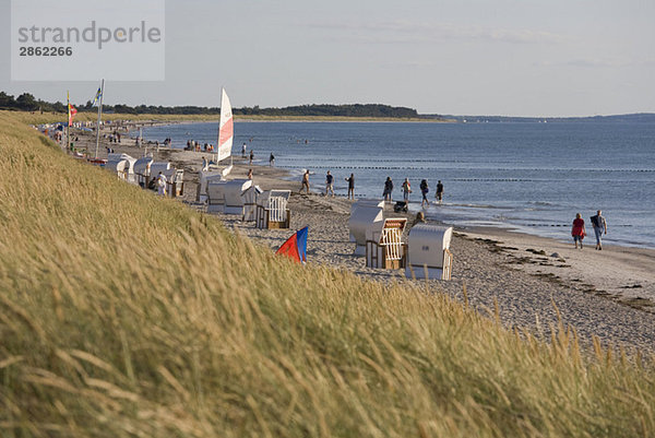 Deutschland  Mecklenburg-Vorpommern  Insel Hiddensee  Touristen zu Fuß über den Strand