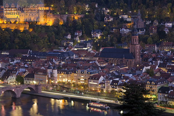 Deutschland  Baden-Württemberg  Heidelberg  Stadtbild und Fluss in der Abenddämmerung  Hochansicht