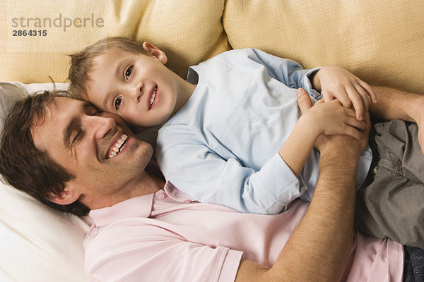 Vater und Sohn (4-5)  Entspannung auf dem Sofa  erhöhte Aussicht
