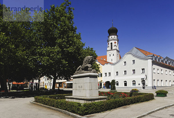 Deutschland  Bayern  Bad Griesbach  Skulptur  Kirche im Hintergrund