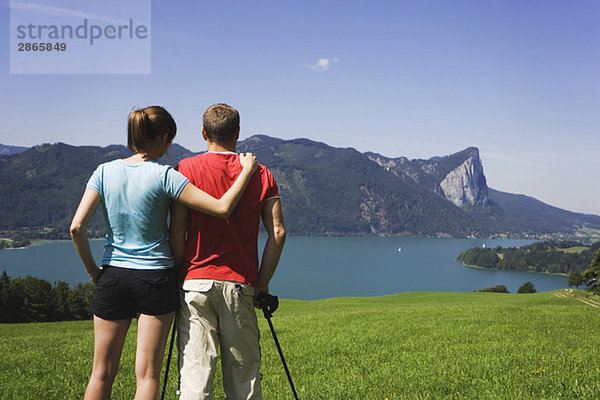 Österreich  Mondsee  Junges Paar mit Blick auf den See  Rückansicht