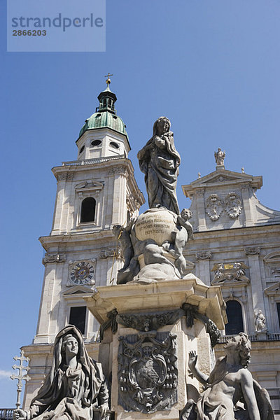 Österreich  Salzburger Dom und Marienstatue