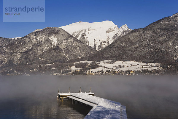 Österreich  Wolfgangsee  St. Wolfgang  Schafberg im Winter