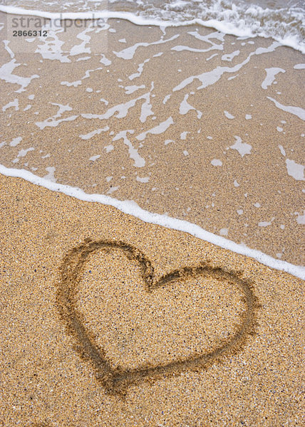 Herz im Sand am Strand gezogen  erhöhte Aussicht