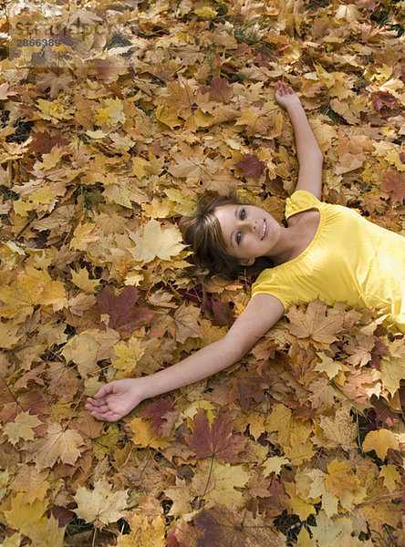 Österreich  Teenagerin (14-15)  entspannend auf Blättern  erhöhte Aussicht