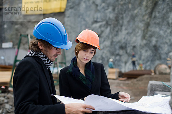 Projektleitung auf einer Baustelle ein Mann und eine Frau-Schweden.