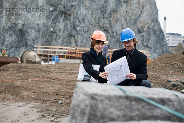 Projektleitung auf einer Baustelle ein Mann und eine Frau-Schweden.