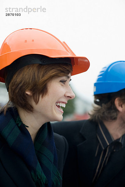 Projektleitung auf einer Baustelle ein Mann und eine Frau-Schweden.