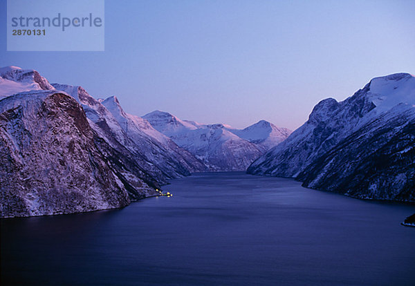 Bergen rund um ein Fjord Norwegen.
