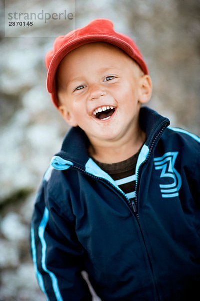 Ein lächelnder Junge Gotland Schweden.