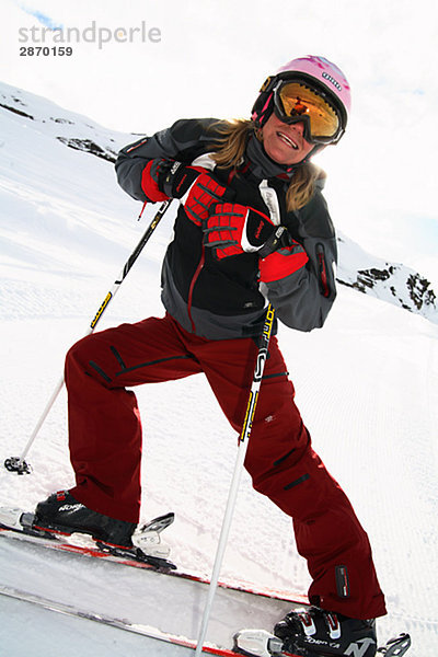 Eine weibliche Skifahrer Lappland Schweden.