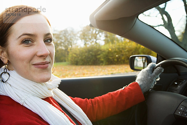 Eine junge skandinavischen Frau in einem Cabriolet Schweden.