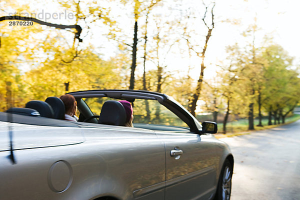 Zwei junge Frauen fahren ein Cabriolet ein Herbsttag Schweden.