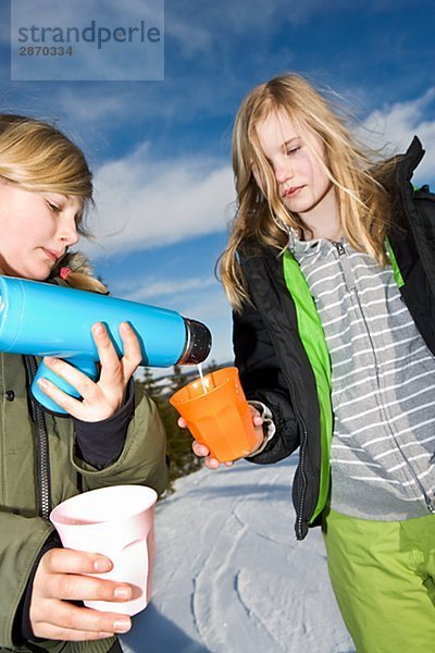 Zwei Mädchen auf Ski-Urlaub Schweden.