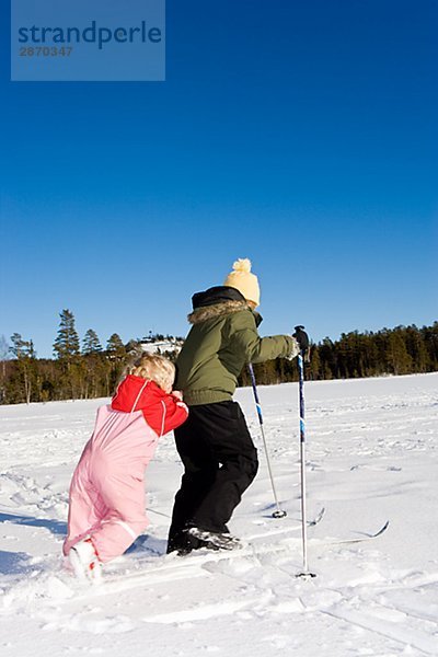 Schwestern Skifahren Schweden.