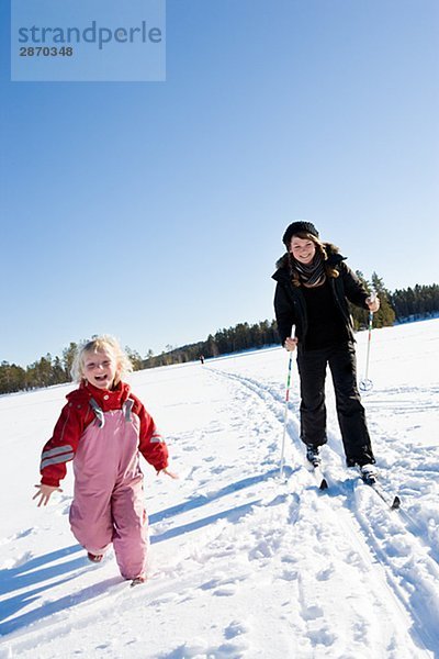 Schwestern Skifahren Schweden.