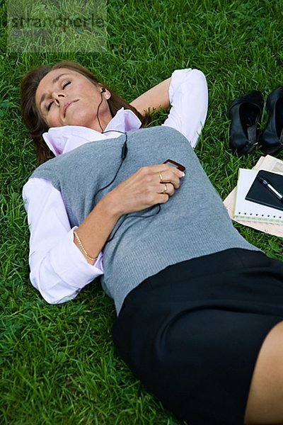 Eine Frau in einem Park Stockholm Schweden.