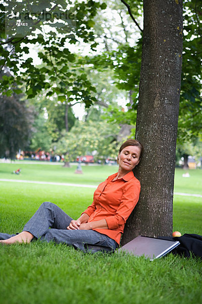 Eine Frau in einem Park Schweden ruhelosigkeit.