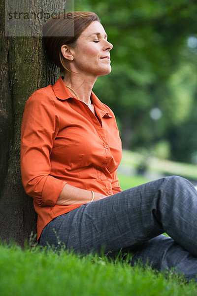 Eine Frau in einem Park Schweden ruhelosigkeit.