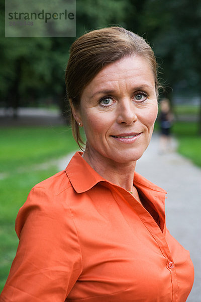 Eine Frau in einem Park Stockholm Schweden.