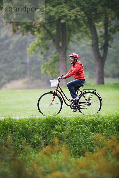 Weibliche Radfahrer in einem Park Stockholm Schweden.