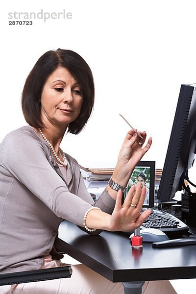 Eine Frau ihre Nägel im Büro zu tun.