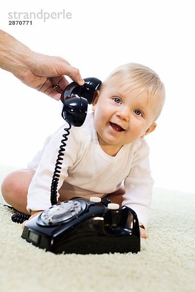 Baby Spiel mit Telefon.