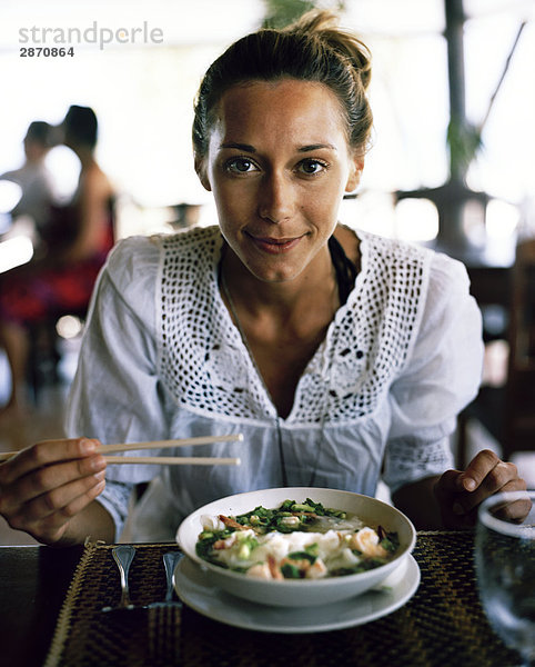 Eine skandinavische Frau Mittagessen Thailand.