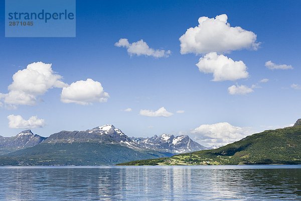 Fjord Berge und blauer Himmel Gratangen Norwegen.