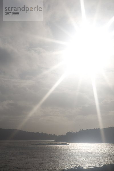 Ein hazy Sonnenlicht bei Tagesanbruch am Meer Schweden.