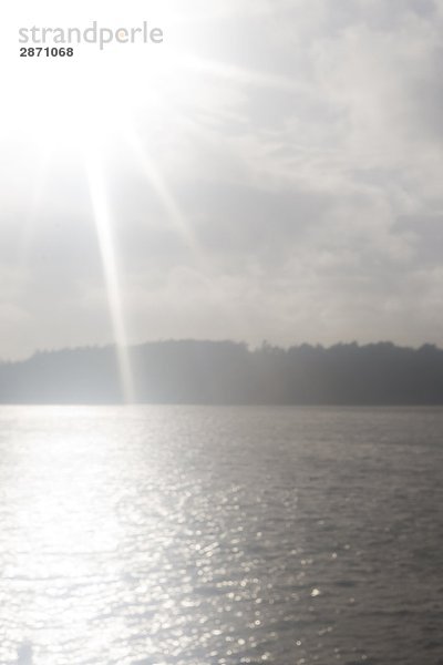 Ein hazy Sonnenlicht bei Tagesanbruch am Meer Schweden.